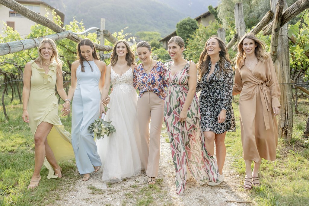 Hochzeitsgruppenfoto von der Braut mit ihren Freundinnen | Bild: Hochzeitsfotografin Hanna Witte