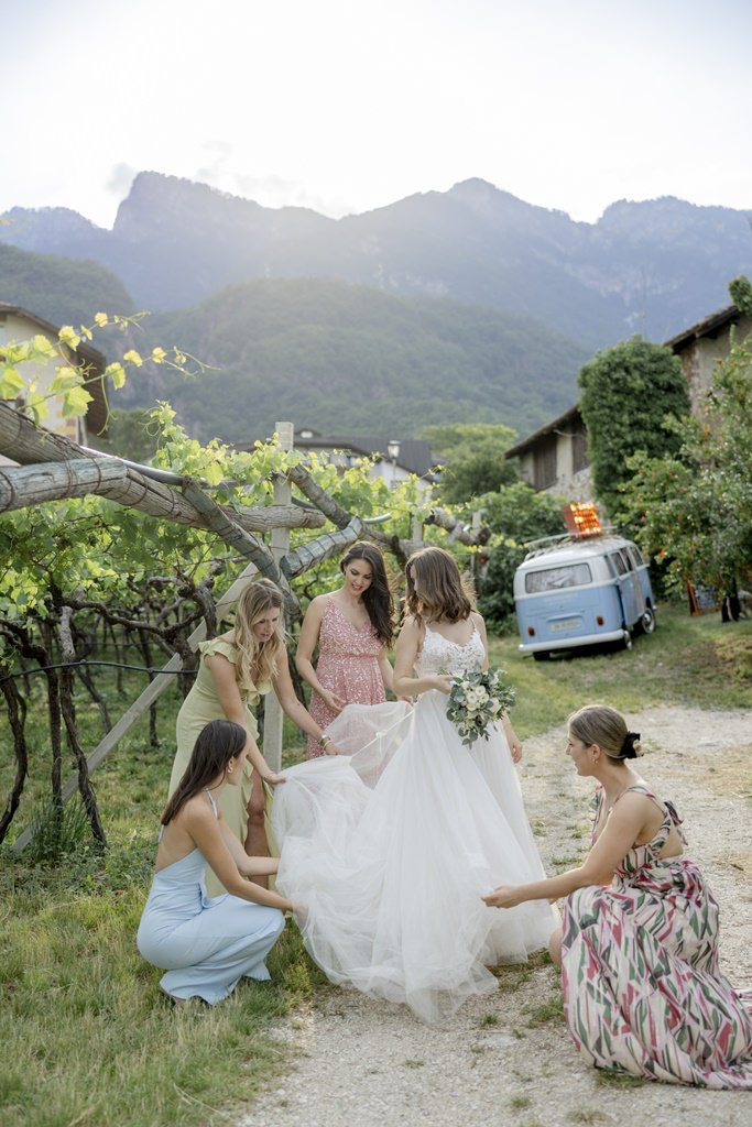die Brautjungfern drapieren das Kleid der Braut für die Hochzeitsfotos | Bild: Hochzeitsfotografin Hanna Witte