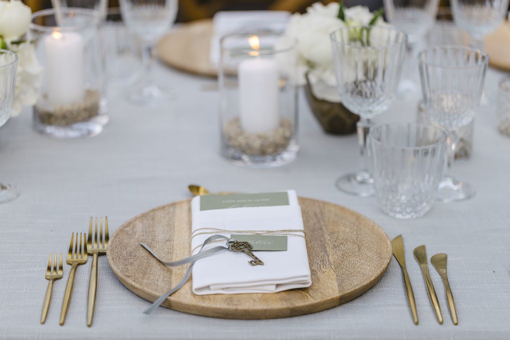 Hochzeitsgedeck mit rundem Platzteller aus Holz und Goldbesteck | Bild: Hochzeitsfotografin Hanna Witte