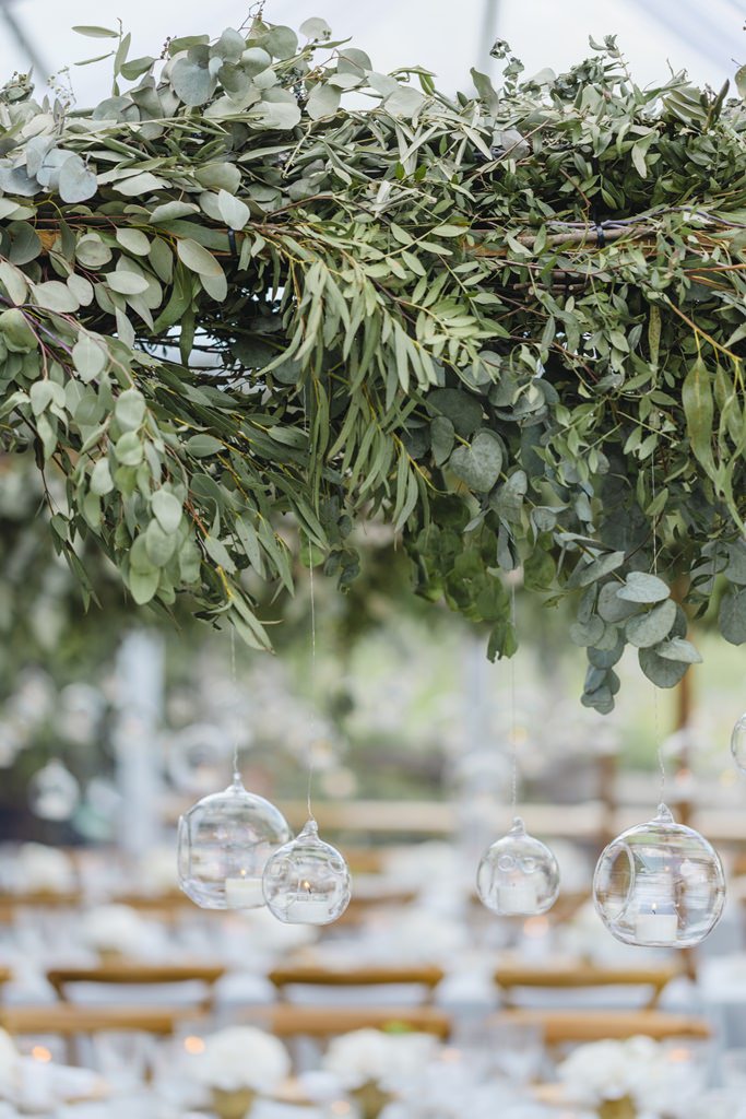 hängende Hochzeitsdeko mit viel Greenery und runden Kerzenhaltern | Bild: Hochzeitsfotografin Hanna Witte