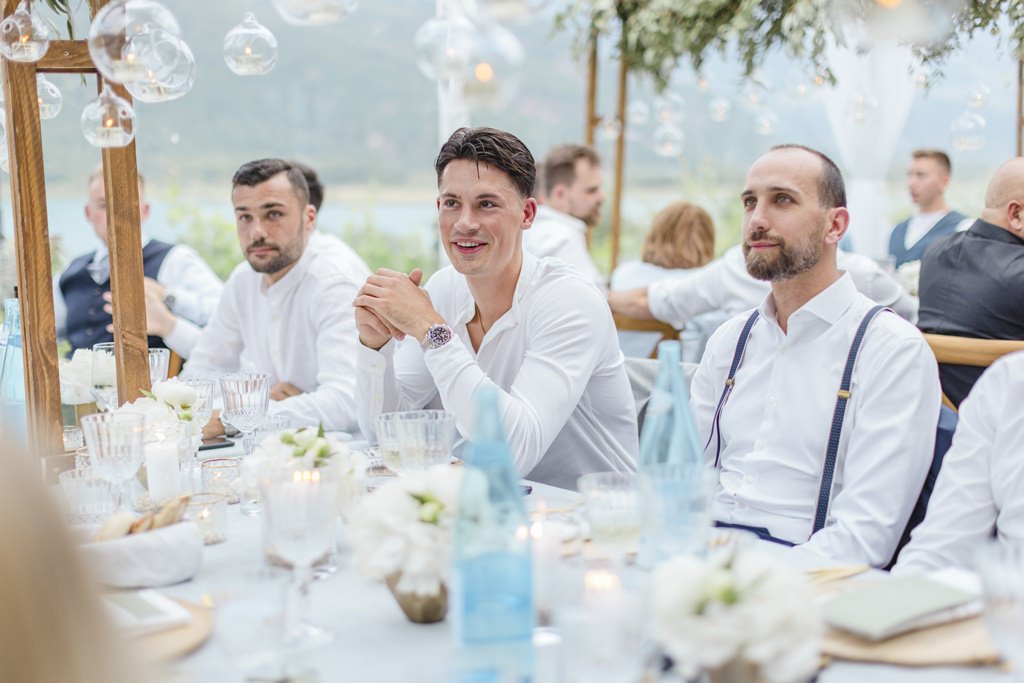 Hochzeitsgäste während des Outdoor Dinners | Bild: Hochzeitsfotografin Hanna Witte