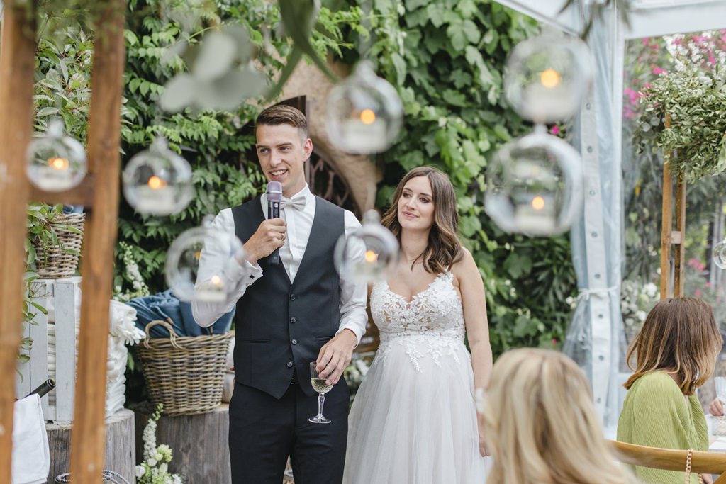 der Bräutigam hält während der Hochzeitsfeier eine Rede | Bild: Hochzeitsfotografin Hanna Witte