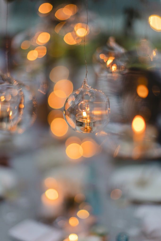 Teelichter in hängenden Glaskugeln als Hochzeitsdeko | Bild: Hochzeitsfotografin Hanna Witte