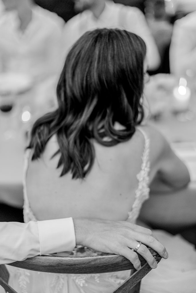 Rückenaufnahme der Braut während der Hochzeitsfeier | Bild: Hochzeitsfotografin Hanna Witte