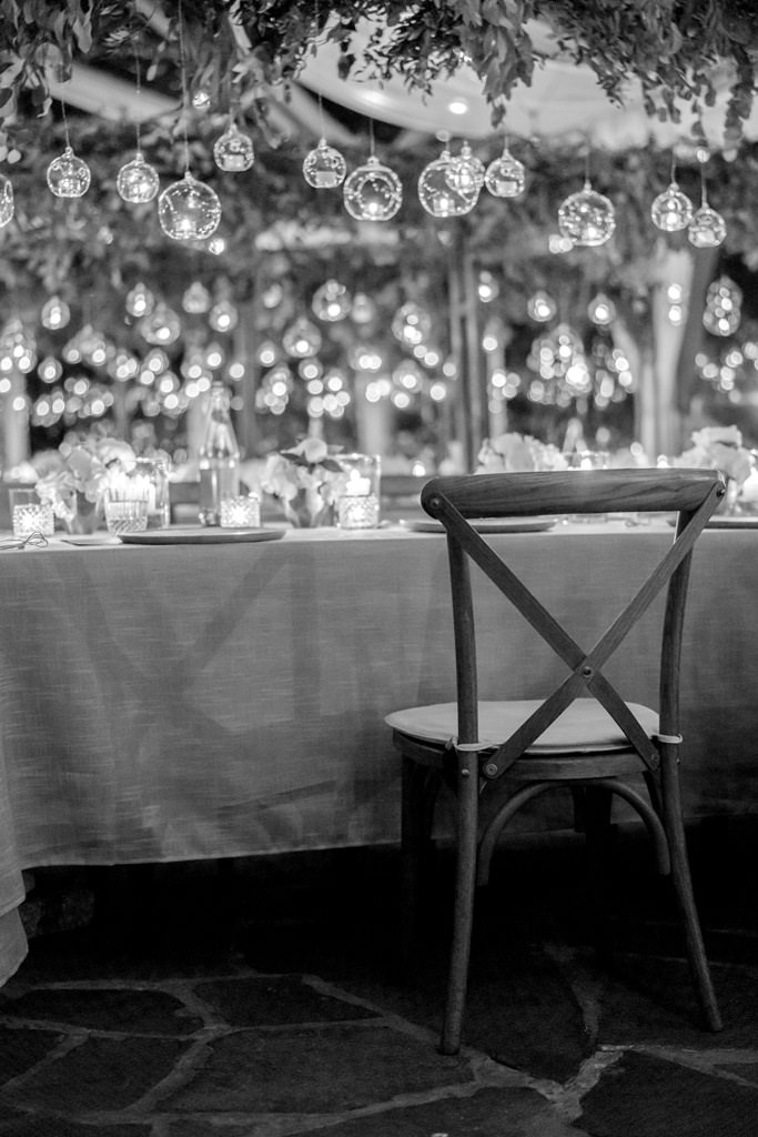 Hängelichter über den Tischen einer Hochzeitsfeier in Südtirol | Bild: Hochzeitsfotografin Hanna Witte