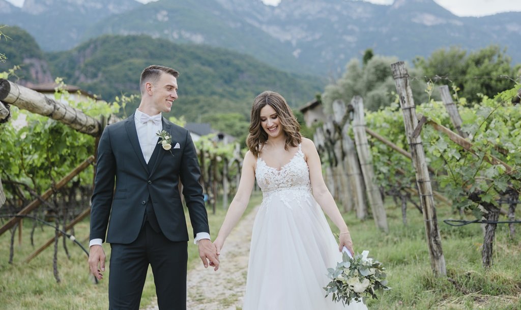 natürliches Paarfoto von Braut und Bräutigam in Weinbergen in Südtirol | Bild: Hochzeitsfotografin Hanna Witte