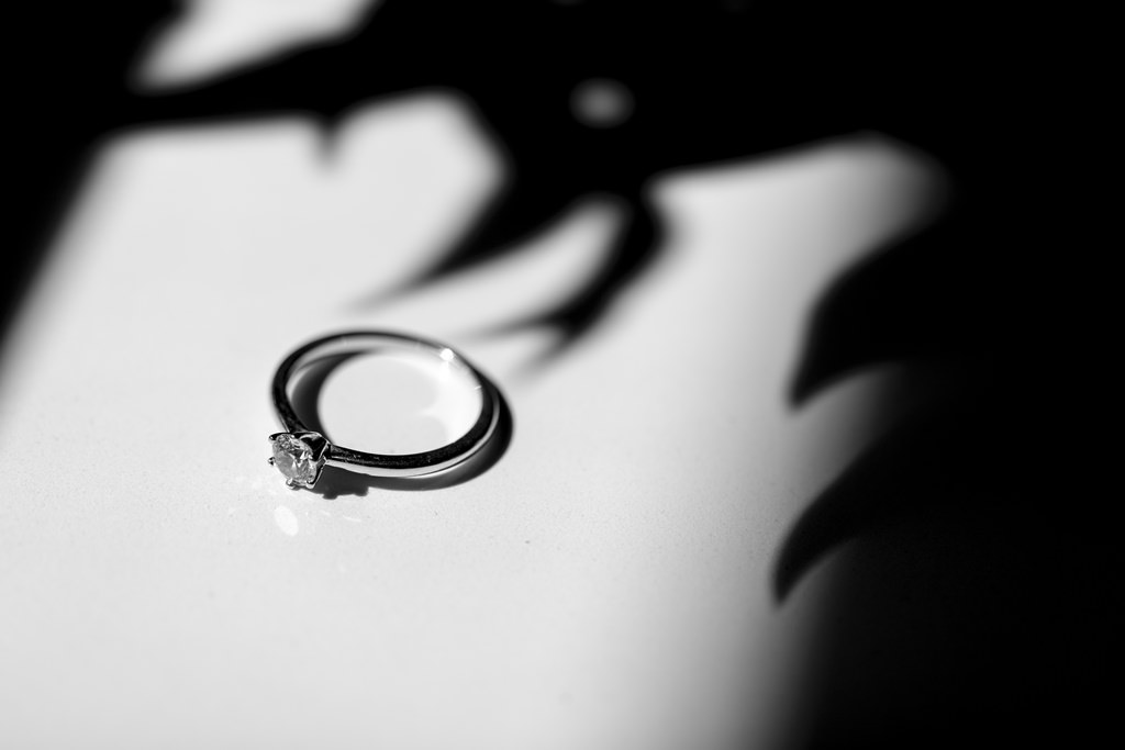 schwarz-weißes Hochzeitsfoto vom Trauring der Braut umgeben von Schatten | Foto: Hanna Witte