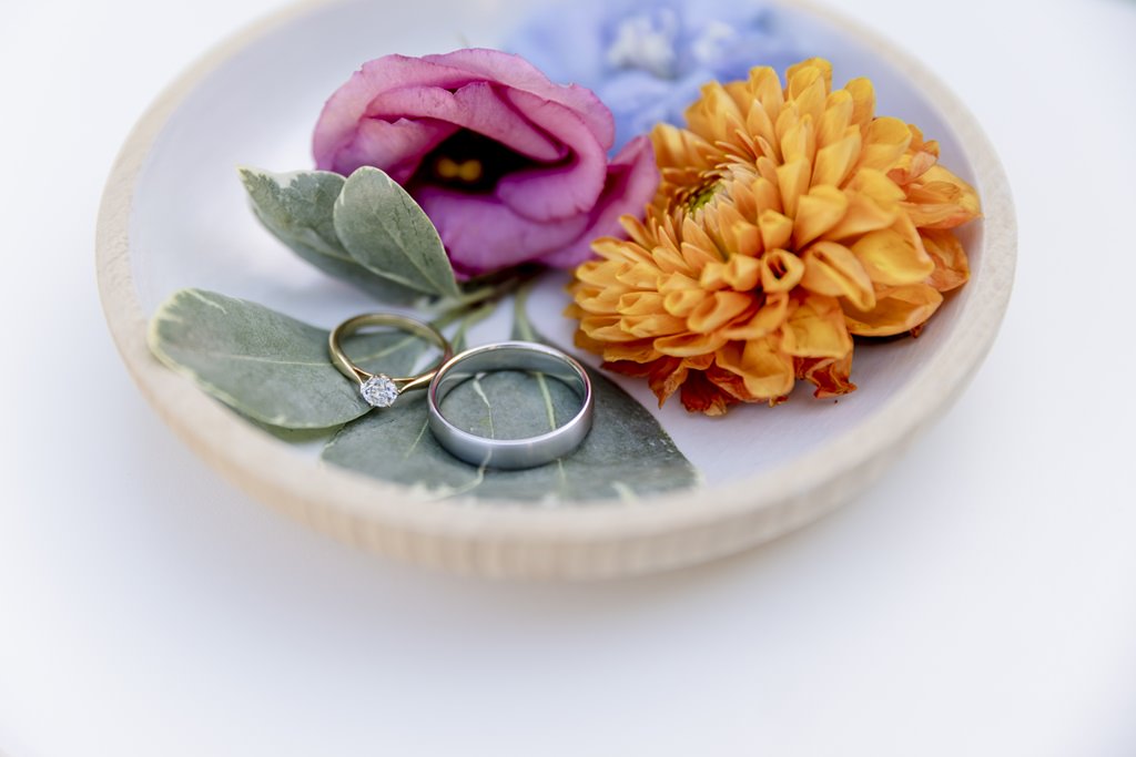 schlichter Keramik Ringteller mit bunten Blüten | Foto: Hanna Witte