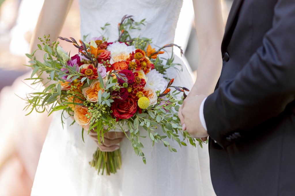 sommerlicher Brautstrauß in rot, orange, gelb, grün und weiß | Foto: Hanna Witte