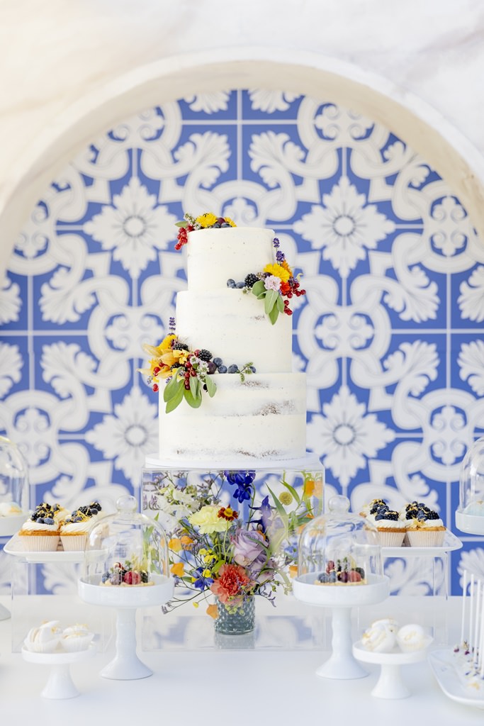 weißer Sweet Table vor einer Wand mit portugiesischen Kacheln in blau und weiß | Foto: Hanna Witte