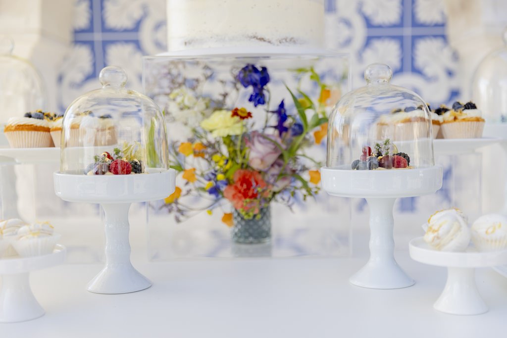 weißer Hochzeits Sweet Table mit bunten Blumen | Foto: Hanna Witte