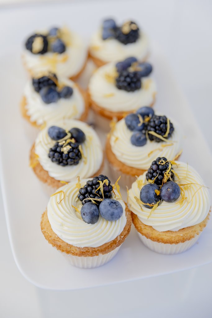 Cupcakes mit weißem Frosting und Beerendeko | Foto: Hanna Witte