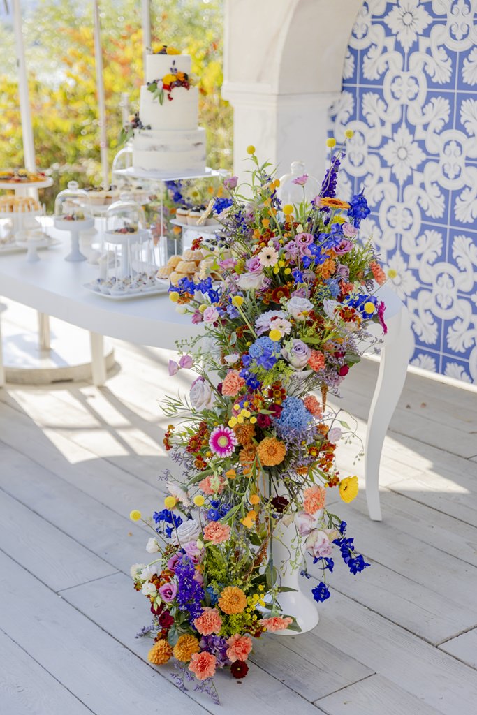 bunte Blumenranke als Deko für den Sweet Table | Foto: Hanna Witte