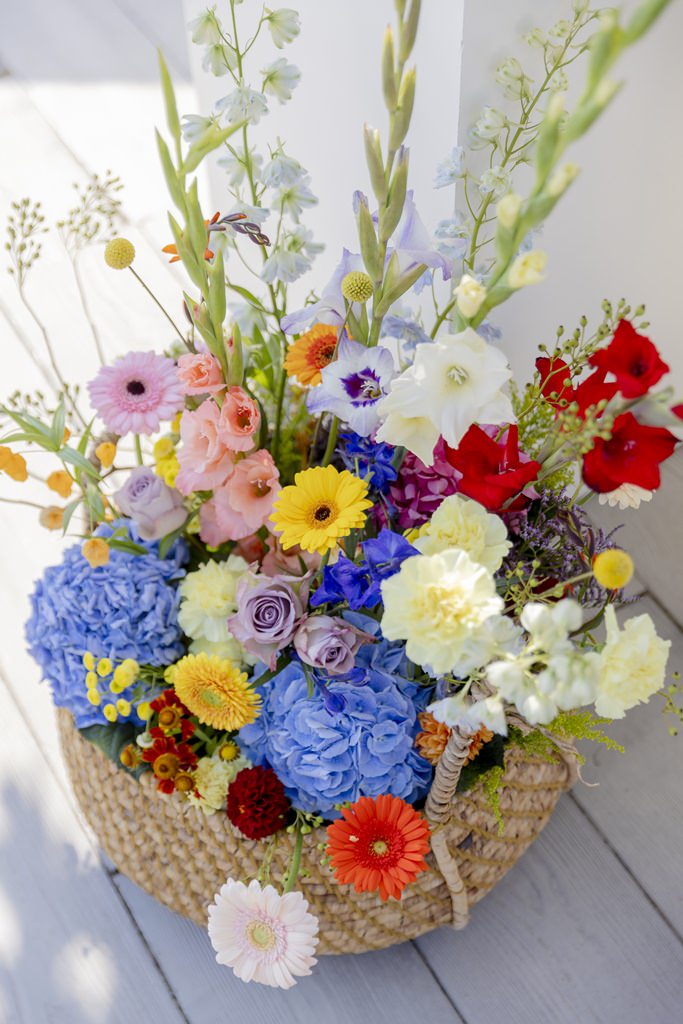 gewebter Korb mit bunten Sommerblumen als Hochzeitsdeko | Foto: Hanna Witte