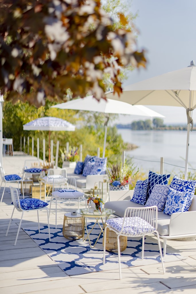 outdoor Loungebereich mit Kissen in unterschiedlichen Mustern in blau-weiß | Foto: Hanna Witte