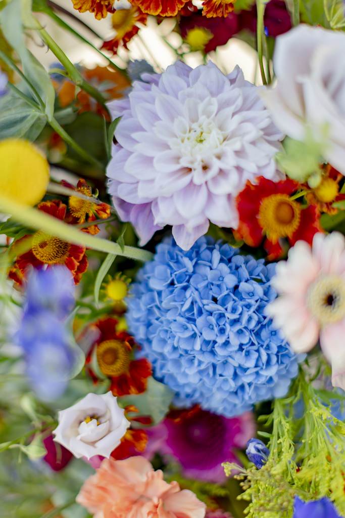 bunte Hochzeitsblumen mit Dahlien und Hortensien | Foto: Hanna Witte