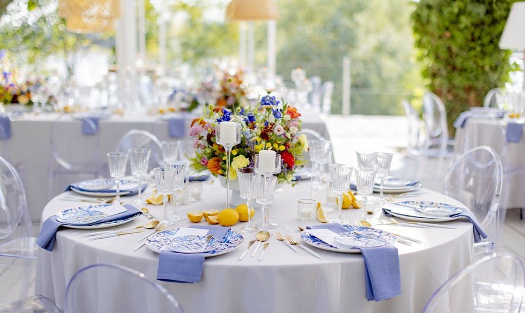 mediterran inspirierte Hochzeitstischdeko in blau, weiß und gelb | Foto: Hanna Witte