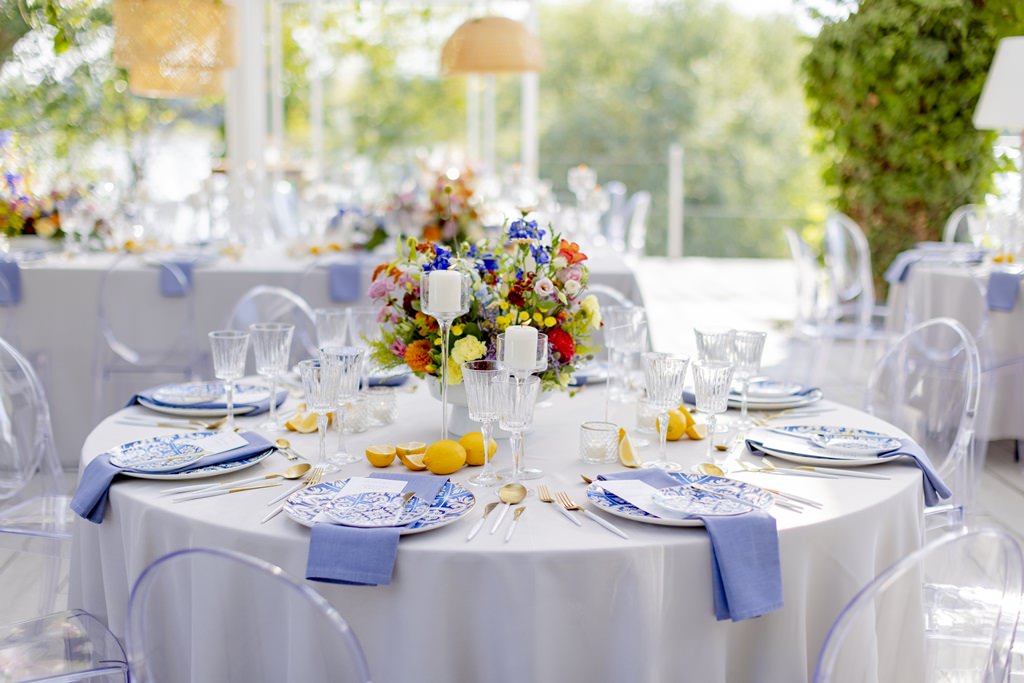 runder Hochzeitstisch in blau und weiß, mit bunten Blumen und Zitronen | Foto: Hanna Witte
