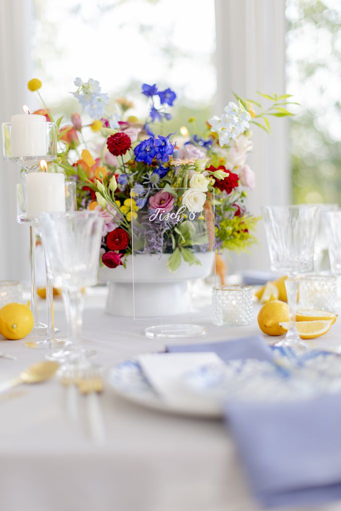 Hochzeitstischdeko mit Zitronen und bunten Blumen | Foto: Hanna Witte