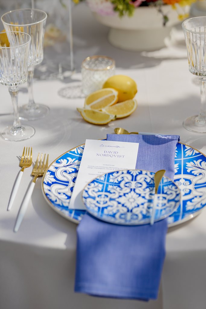 von Portugal inspiriertes Hochzeitsgedeck mit blau-weißem Muster | Foto: Hanna Witte