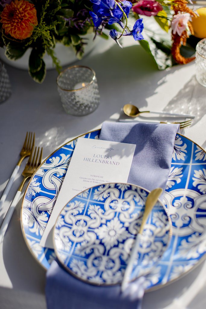 ausgefallene Hochzeitsteller mit blau-weißem Muster | Foto: Hanna Witte