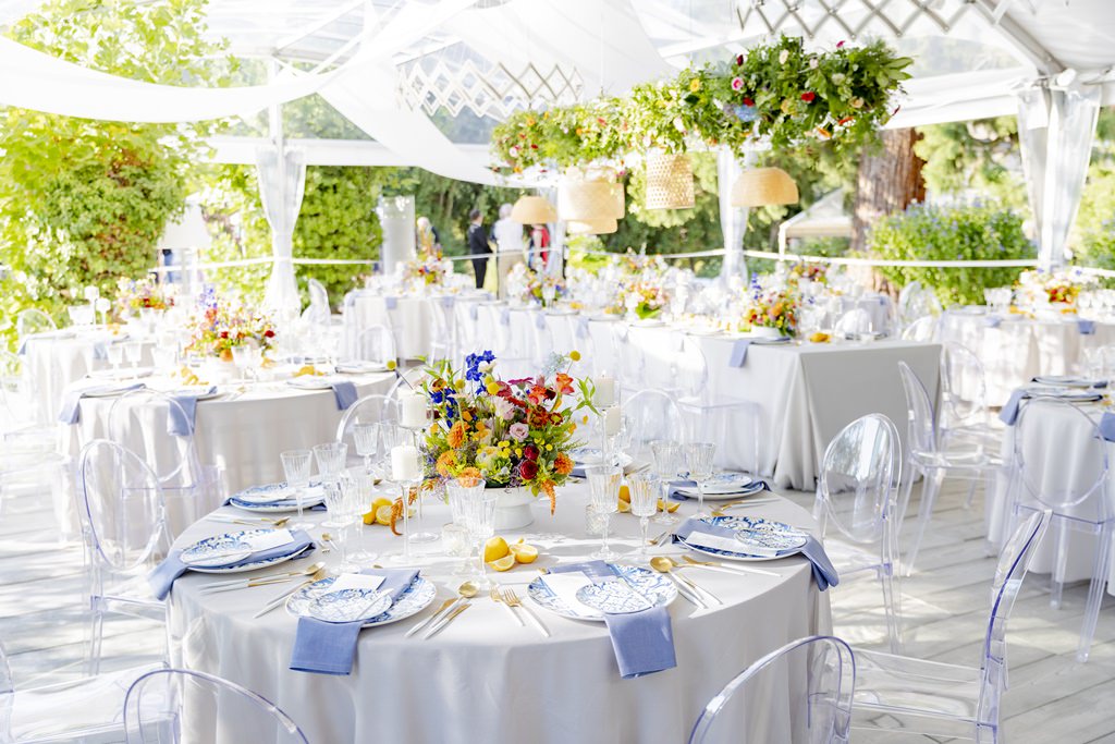 moderne blau-weiße Hochzeitsdeko mit bunten Blumen und Hängedeko | Foto: Hanna Witte