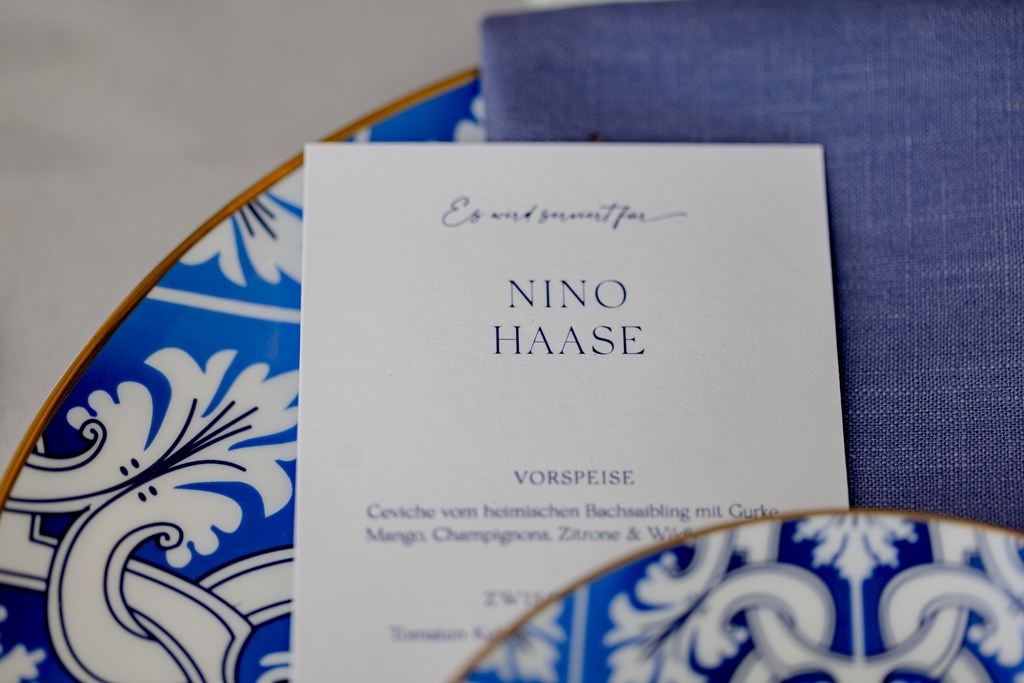 schlicht gestaltete Hochzeitsmenükarte in weiß mit blauer Schrift | Foto: Hanna Witte