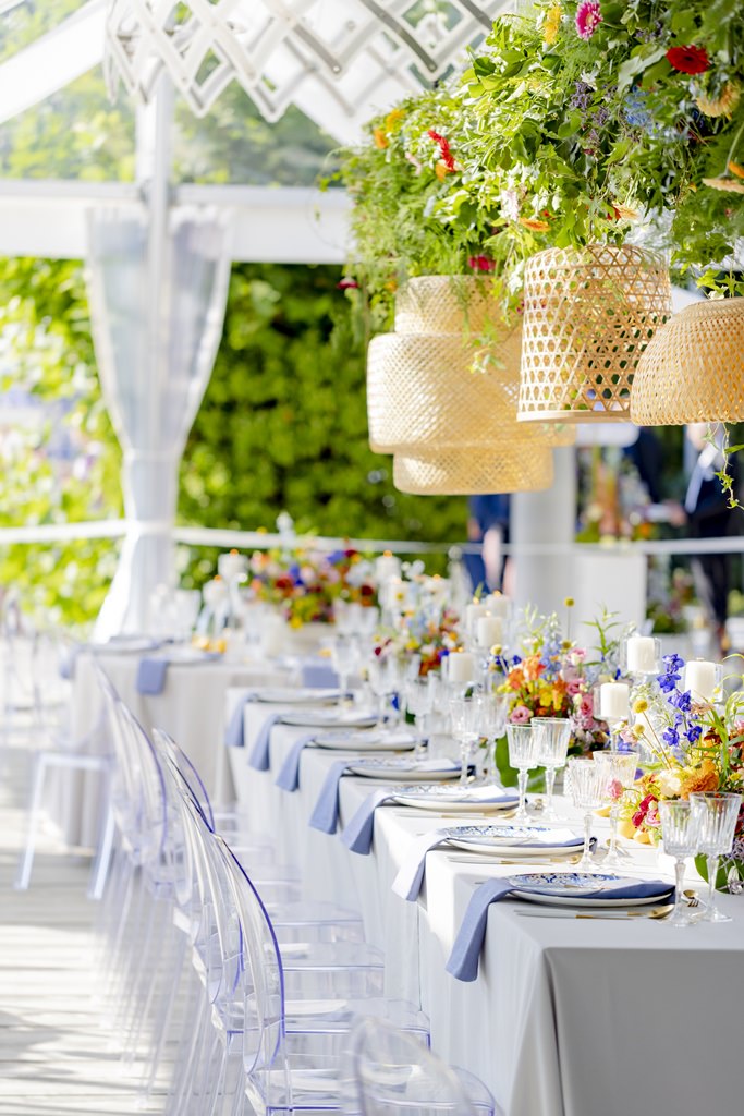 lange Hochzeitstafel mit moderner Deko in blau und weiß | Foto: Hanna Witte