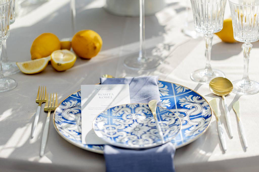 von Portugal inspirierte Hochzeitsteller mit blau-weißem Muster | Foto: Hanna Witte