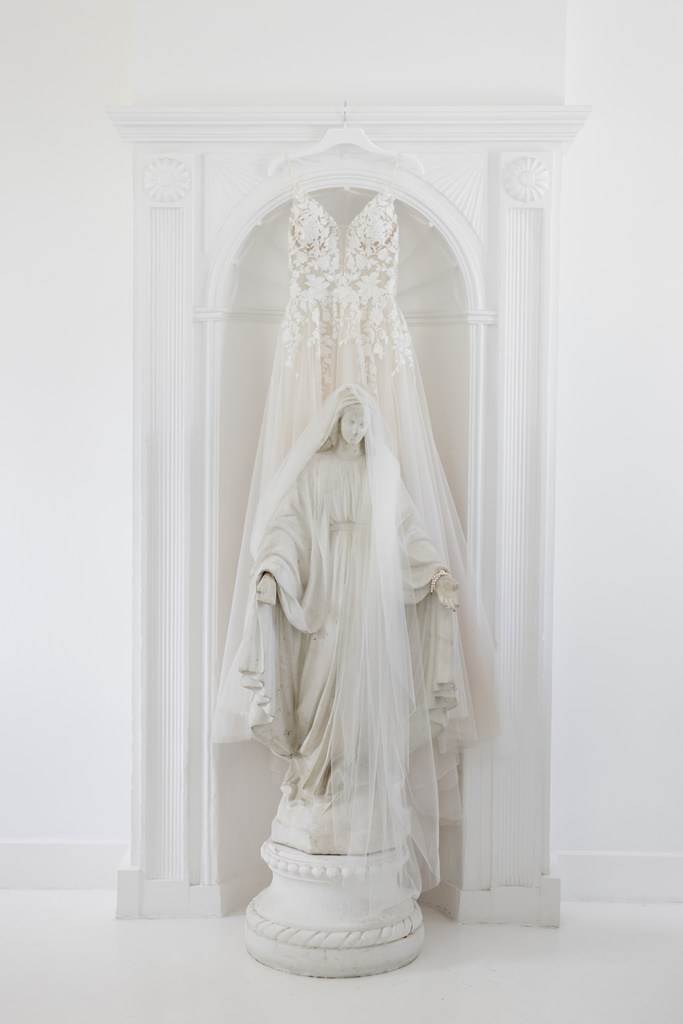 das Brautkleid hängt über einer Steinskulptur | Foto: Hanna Witte