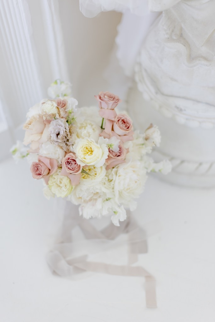 romantischer Brautstrauß in rosa, weiß und creme | Foto: Hanna Witte