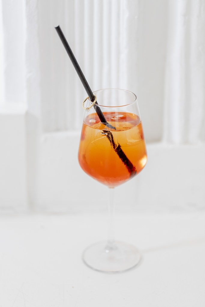ein Glas mit Aperol Spritz und schwarzem Strohhalm | Foto: Hanna Witte