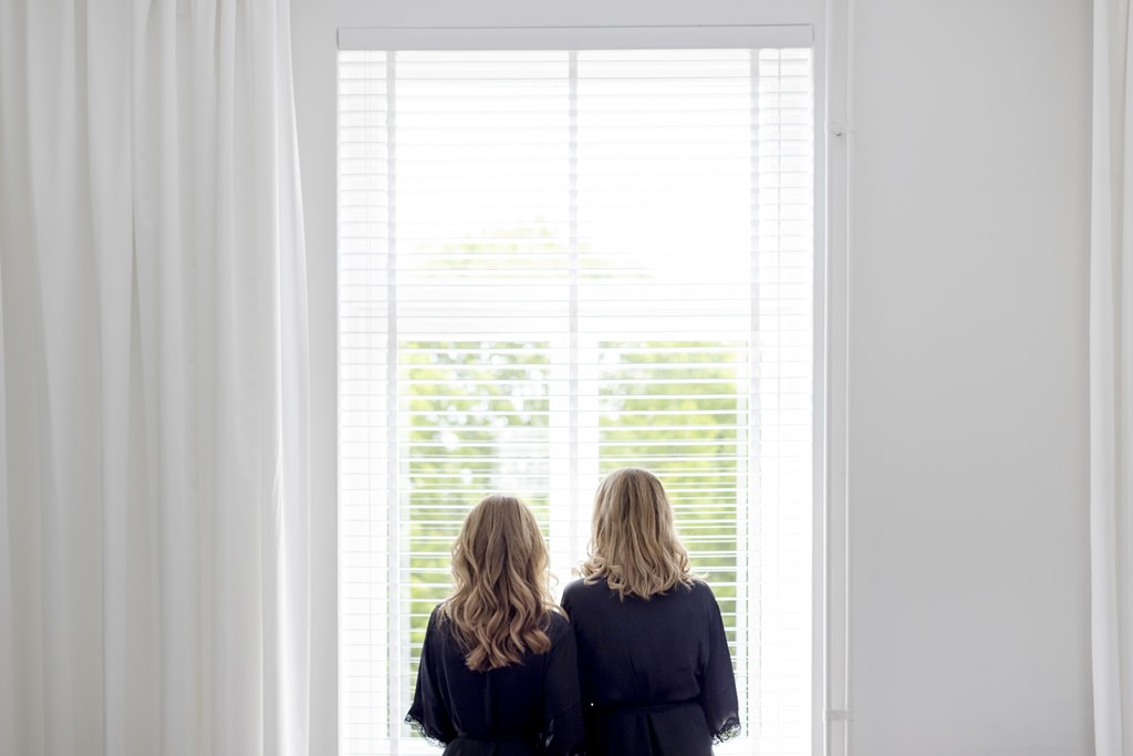 zwei Brautjungfern stehen beim Getting Ready vorm Fenster | Foto: Hanna Witte
