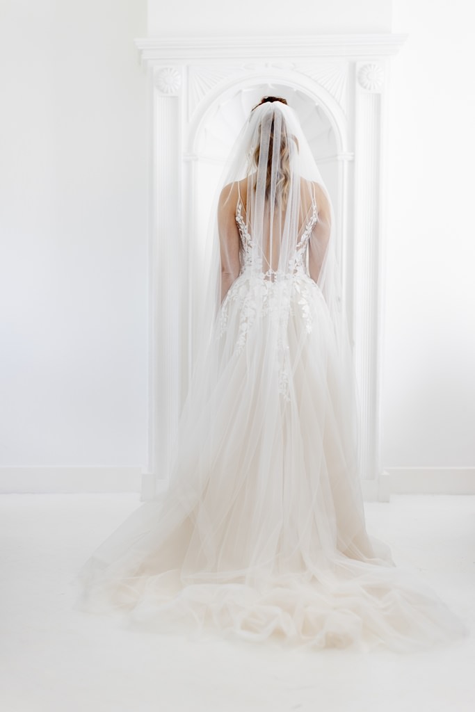 Rückenaufnahme der Braut in ihrem traumhaften Brautkleid mit Schleier | Foto: Hanna Witte