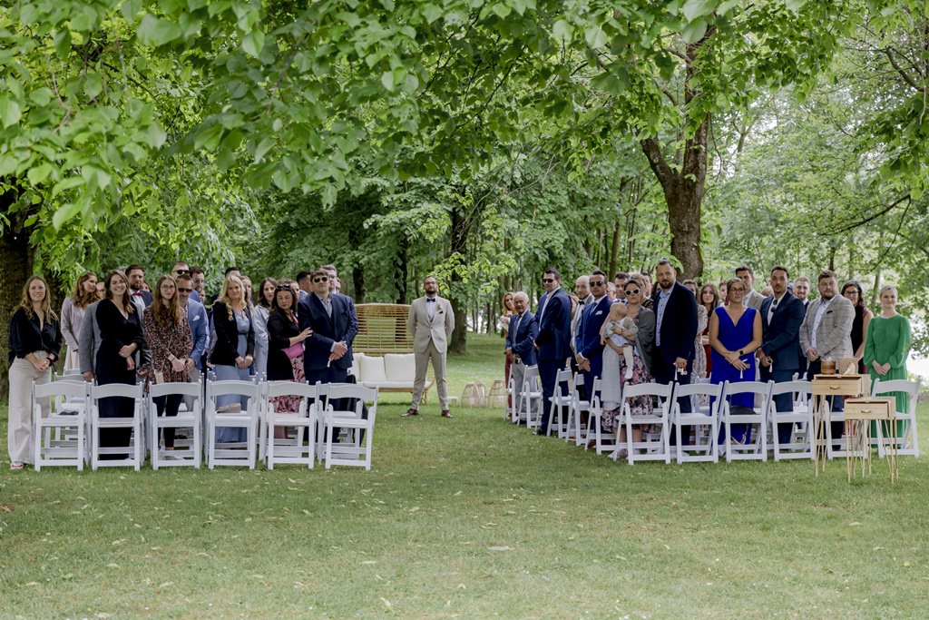 Bräutigam und Hochzeitsgäste warten auf die Braut | Foto: Hanna Witte