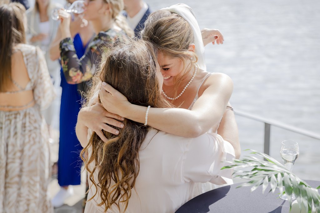 die Braut umarmt ihre Freundin und Hochzeitsplanerin | Foto: Hanna Witte