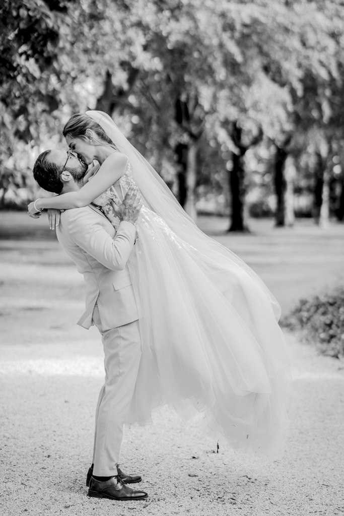der Bräutigam hebt die Braut verliebt hoch | Foto: Hanna Witte