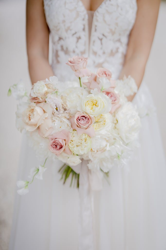 heller Brautstrauß mit Rosen und Pfingstrosen in rosa, weiß und creme | Foto: Hanna Witte