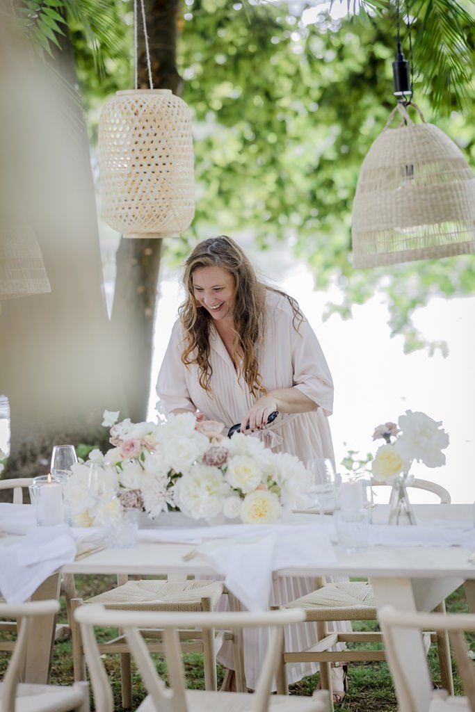 Hochzeitsplanerin Katrin Glaser finalisiert die Tischdeko | Foto: Hanna Witte