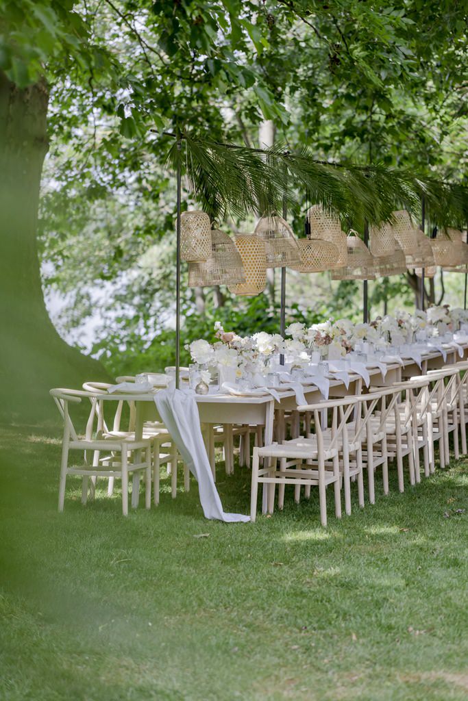 Outdoor Hochzeitsfeier mit moderner Tischdeko in hellen Naturtönen | Foto: Hanna Witte