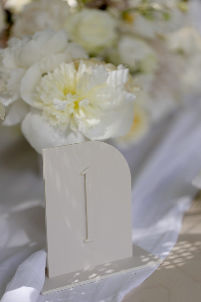 Hochzeitsdeko mit modernem Tischnummernschild in creme | Foto: Hanna Witte