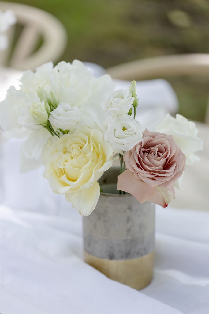 Hochzeitsblumen mit Rosen in weiß, creme und blush | Foto: Hanna Witte