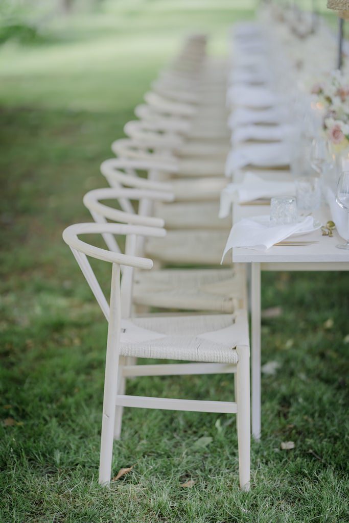 lange Hochzeitstafel mit hellen Holzstühlen | Foto: Hanna Witte