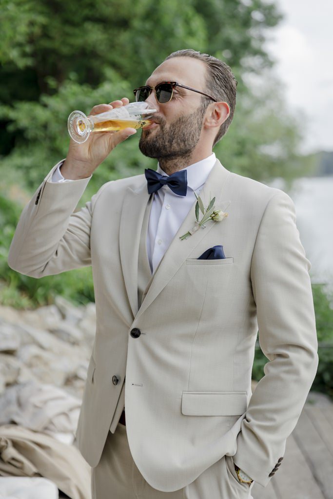 der Bräutigam trinkt entspannt ein Bier | Foto: Hanna Witte