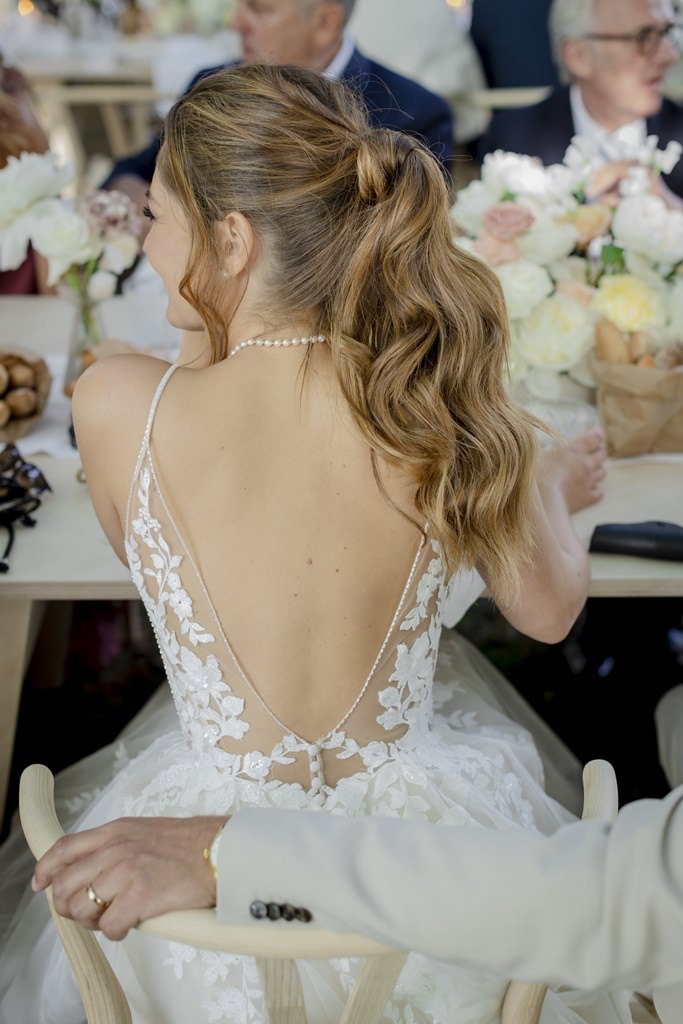 die Braut trägt ein rückenfreies Brautkleid mit Spitze | Foto: Hanna Witte