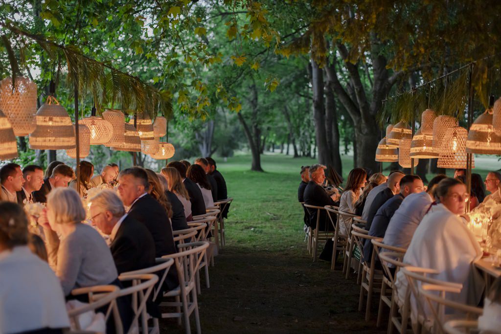 die Hochzeitsgäste sitzen an zwei langen Tafeln | Foto: Hanna Witte