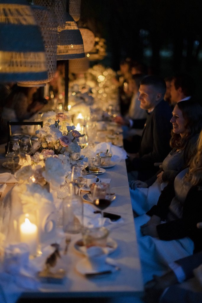 die Hochzeitsgäste sitzen bei Kerzenschein an der Hochzeitstafel | Foto: Hanna Witte