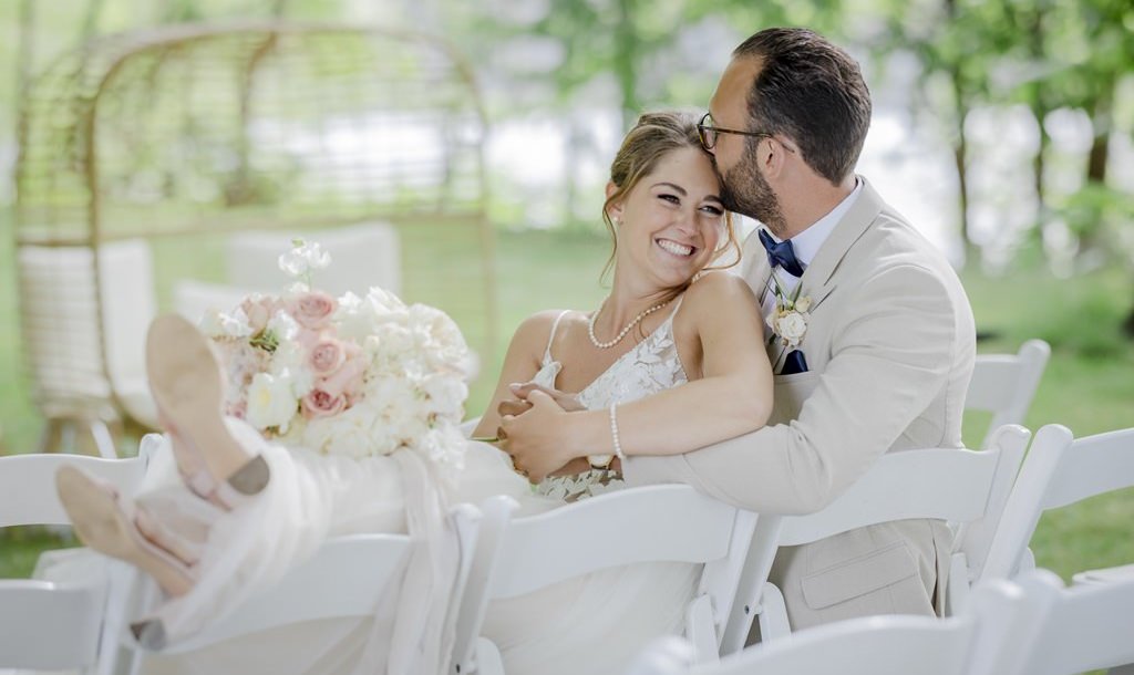verliebtes Paarfoto von Braut und Bräutigam im Sitzen | Foto: Hanna Witte