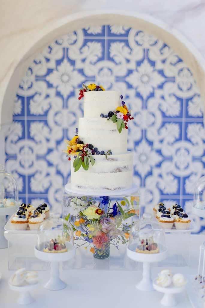 weiße Undone Hochzeitstorte mit bunter Sommerblumen-Deko | Foto: Hanna Witte