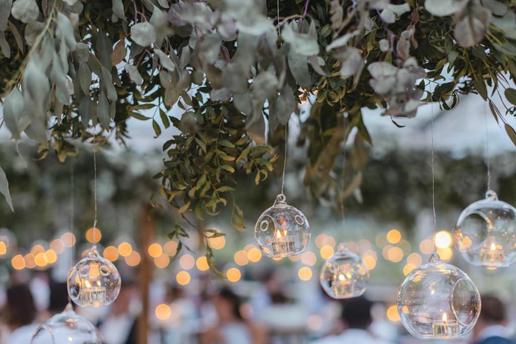 hängende Teelichter in Glaskugeln und mediterrane Greenerydeko mit Eukalyptus | Foto: Hanna Witte